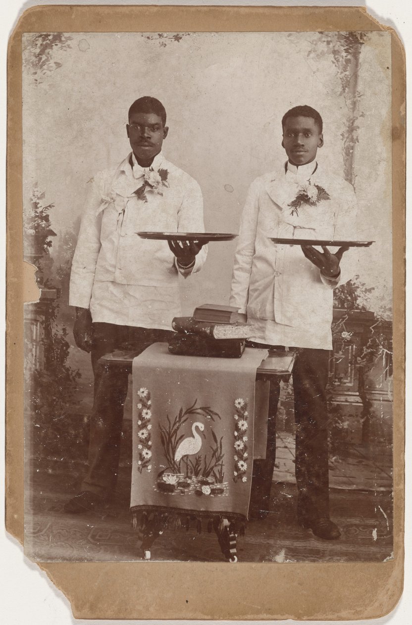 Muotokuva kahdesta tarjottimia pitelevästä miehestä,c. 1885 (kuva) tekijältä American Photographer