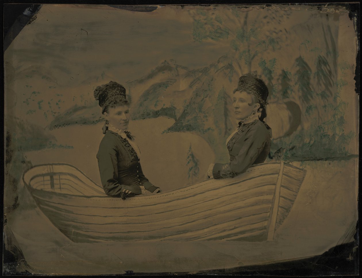 Muotokuva kahdesta naisesta veneessä,1880-luku (kuva) tekijältä American Photographer