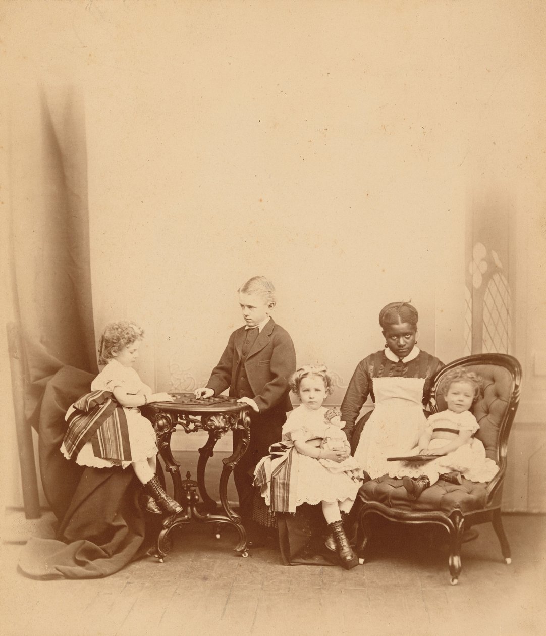 Muotokuva naisesta ja neljästä lapsesta,1860-luku (kuva) tekijältä American Photographer