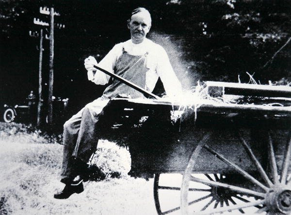 Presidentti Calvin Coolidge (1873-1933) poseeraa maanviljelijänä lomallaan Vermontissa (m/v kuva) tekijältä American Photographer