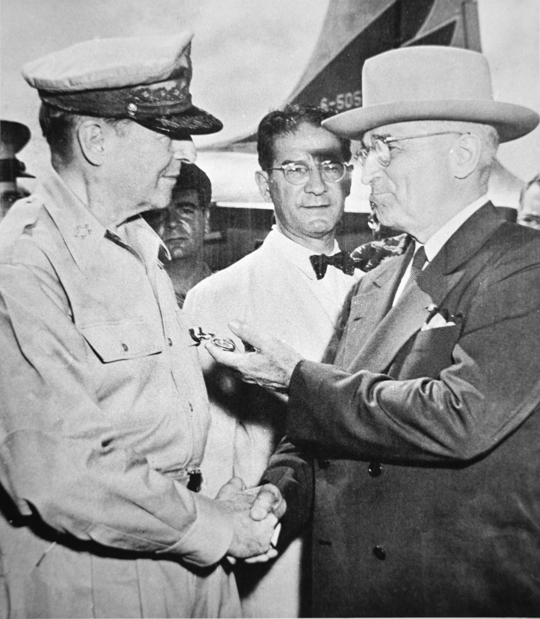 Presidentti Harry S. Truman (1884-1972) tapasi kenraali Douglas MacArthurin (1880-1964), YK:n ylipäällikön Wake Islandilla Korean sodan aikana, lokakuussa 1950 (b/w kuva) tekijältä American Photographer