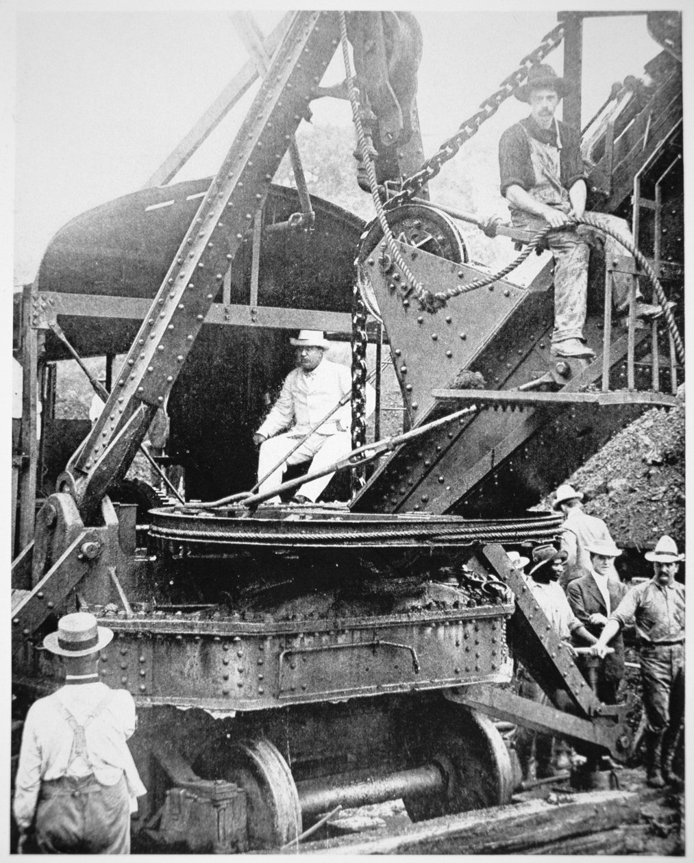 Presidentti Theodore Roosevelt jättimäisessä höyrykaivurissa Culebran leikkauksessa Panaman kanavan kaivamisen aikana, marraskuu 1906 (s/w-kuva). tekijältä American Photographer
