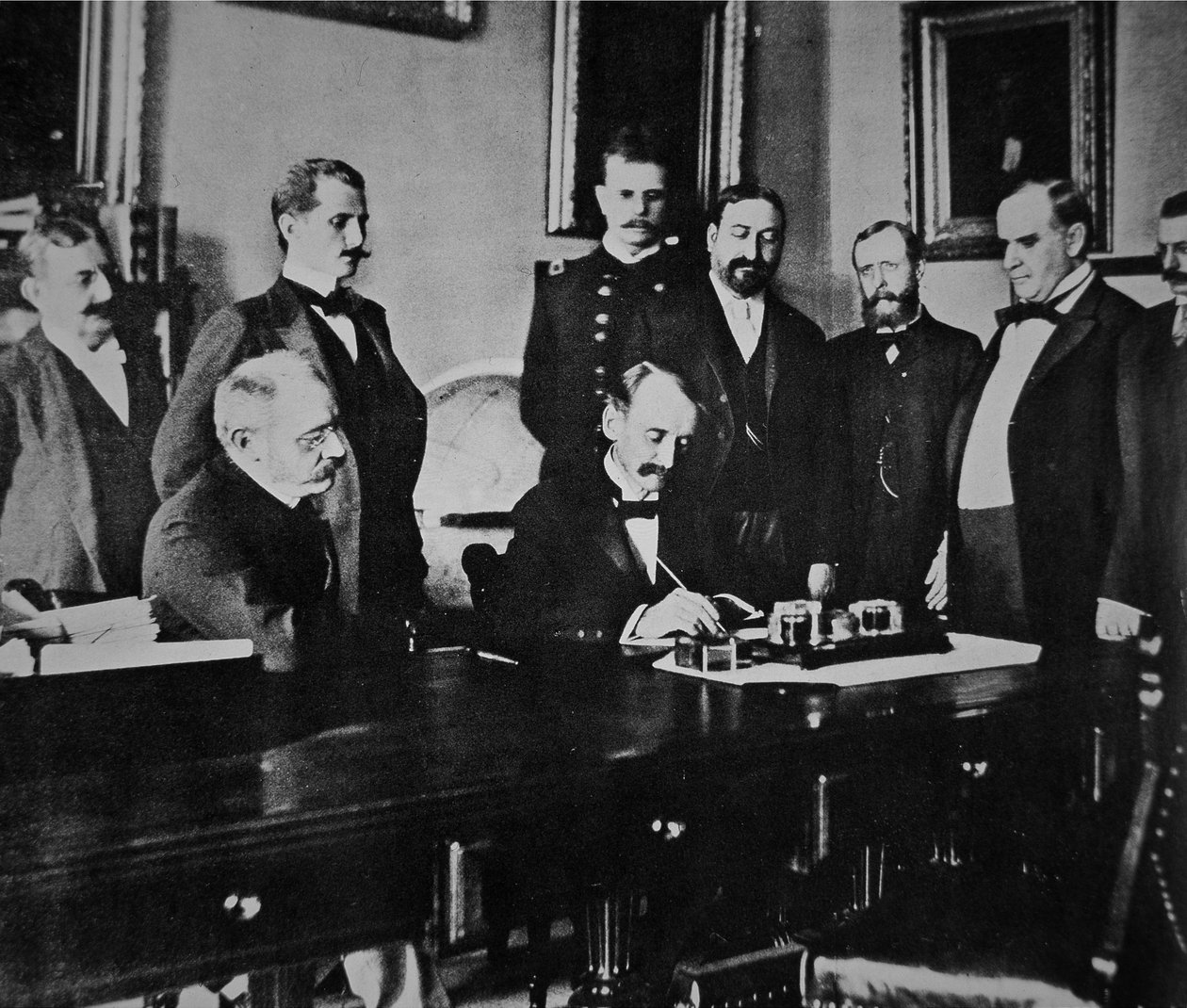 Presidentti William Mckinley (1843-1901) on todistamassa rauhanpöytäkirjan allekirjoittamista, joka päätti sodan Espanjan kanssa tekijältä American Photographer