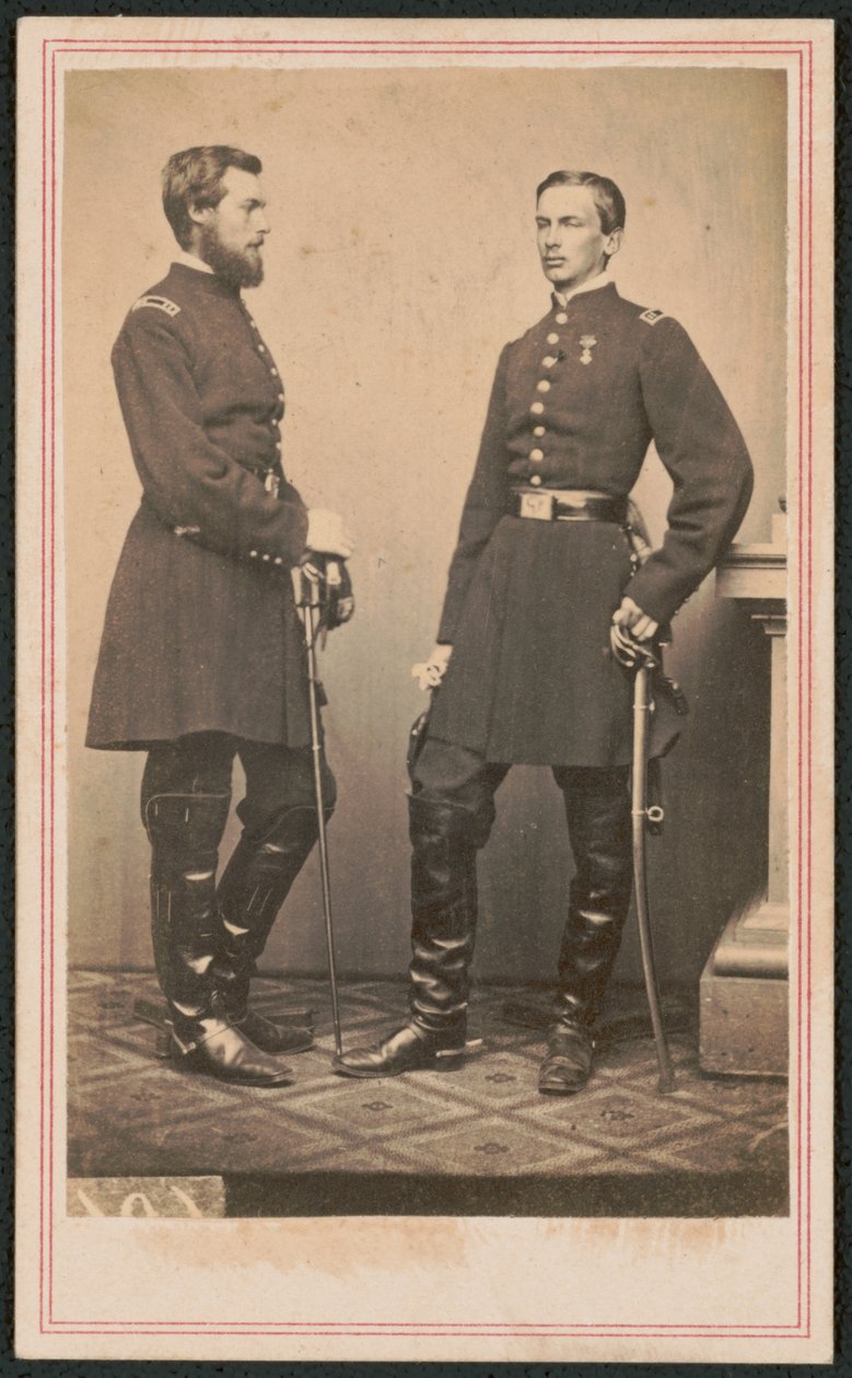 Orléansin prinssi Philippe, Pariisin kreivi ja hänen veljensä Orléansin prinssi Robert, Chartresin herttua unionin univormuissa miekoineen, n. 1861-62 (b/w kuva) tekijältä American Photographer