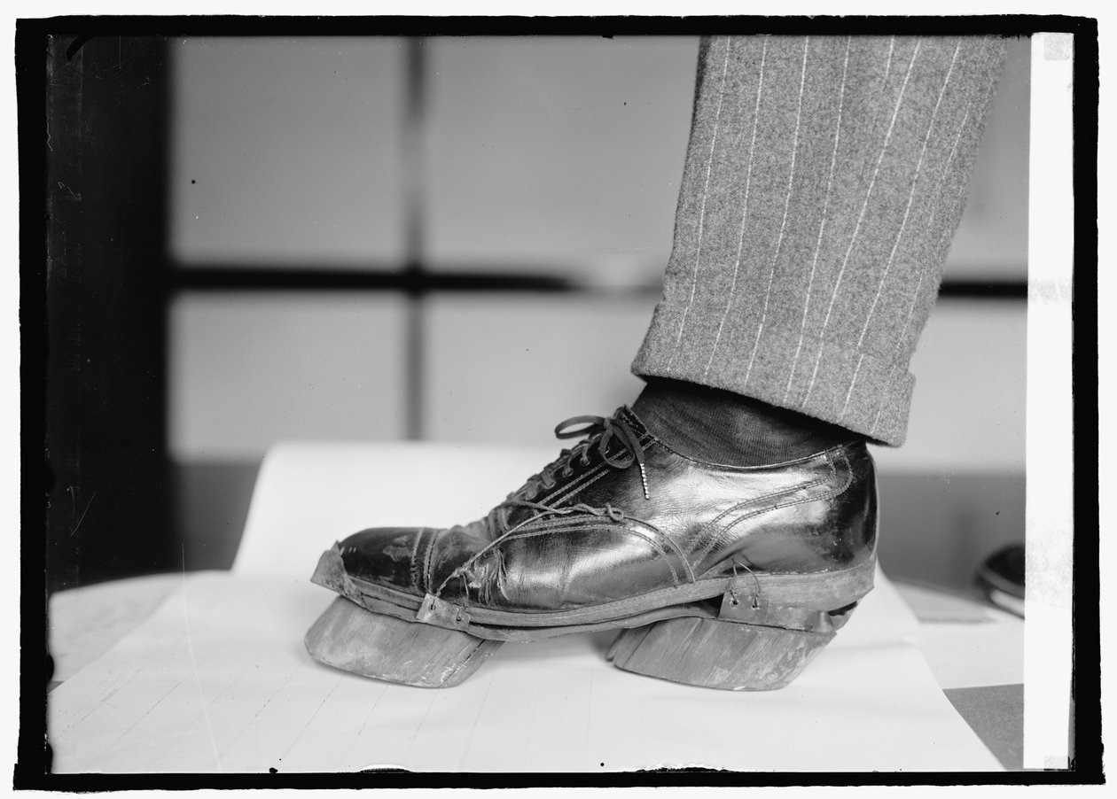 Kieltoyksikkö (Cow Shoes), 28. kesäkuuta 1924 (m/v kuva) tekijältä American Photographer