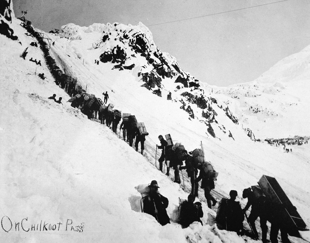 Etsijät kiipeämässä Chilkoot Passille Klondiken kultakuumeen aikana (1897-98) (m/v kuva) tekijältä American Photographer