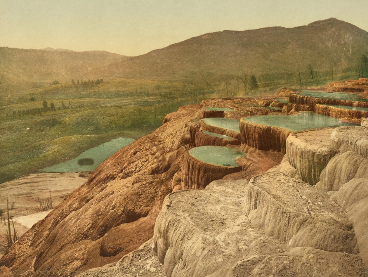 Pulpit Terraces ylhäältä, Yellowstonen kansallispuisto, n. 1898 (fotokromi) tekijältä American Photographer