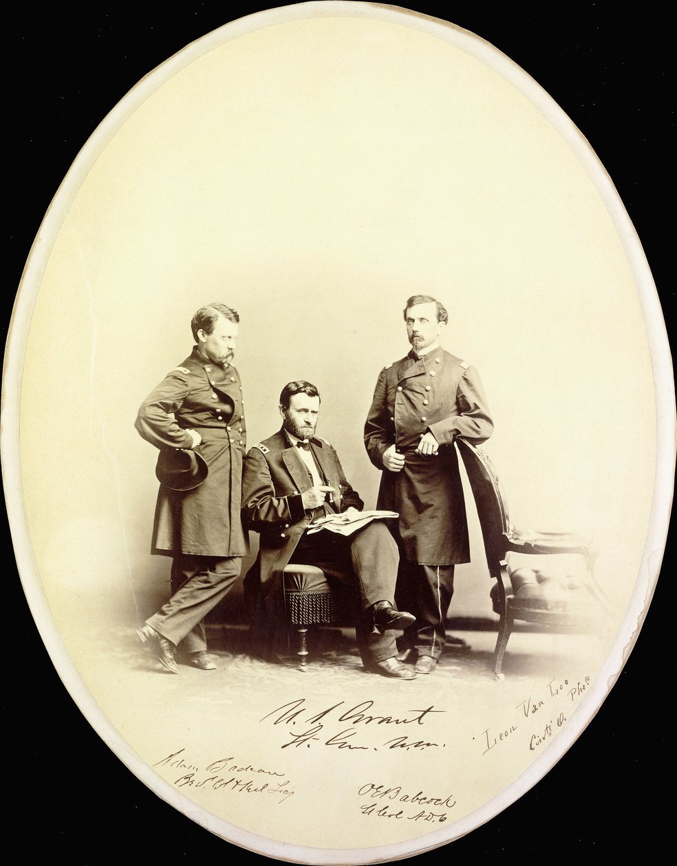 Signeerattu valokuva Ulysses S. Grantista ja hänen avustajistaan Orville E. Babcockista ja Adam Badeausta sotilasunivormussa, n. 1865 tekijältä American Photographer