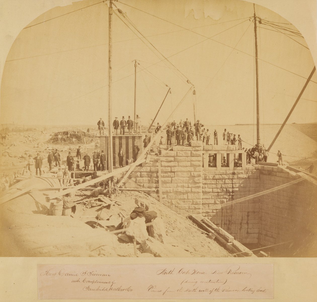 South Gate House of the New Reservoir, Central Park, rakentamisen aikana (albumiprintti) tekijältä American Photographer