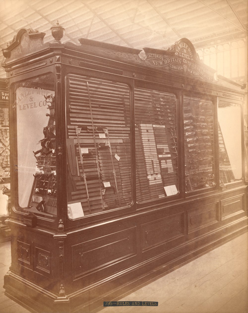 Stanley Rule and Level Co.s -näyttely, Centennial International Exhibition, Philadelphia, 1876 (albumiprintti) tekijältä American Photographer