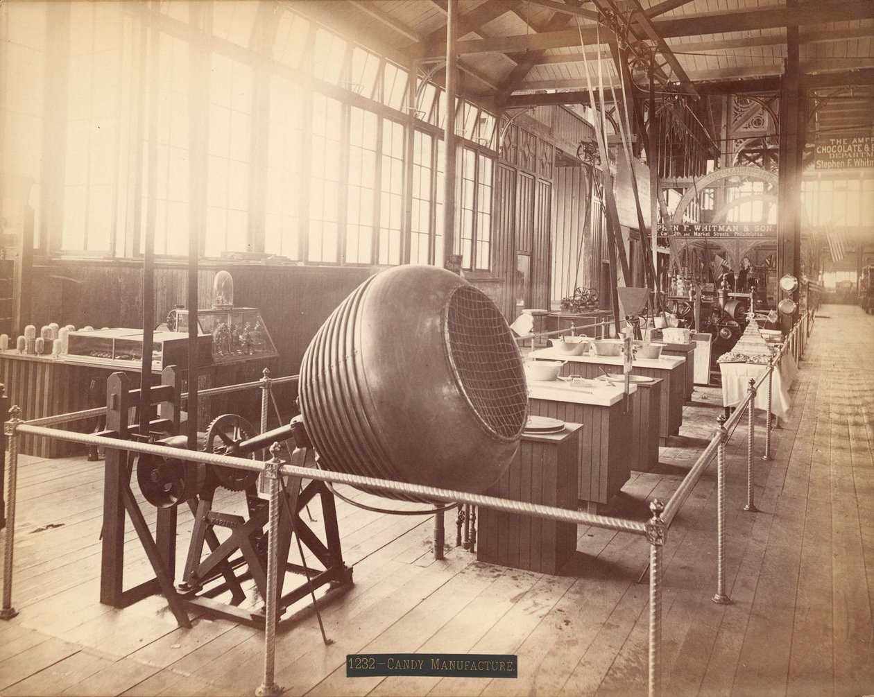 Stephen F. Whitman & Sonsin näyttely Centennial Exposition Machinery Hallissa, Philadelphiassa tekijältä American Photographer