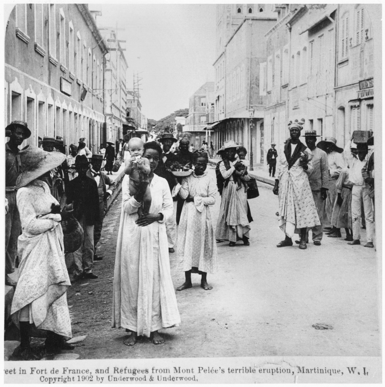 Katu Fort de Francessa, jossa on pakolaisia Mount Peleen purkauksen jälkeen Martiniquessa, julkaisija Underwood and Underwood, 1902 tekijältä American Photographer