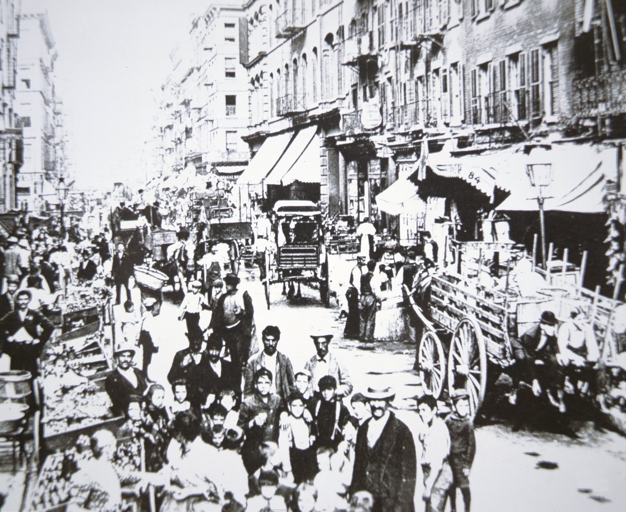 Katumarkkinat Mulberry Streetillä, Lower East Sidessa, New Yorkissa tekijältä American Photographer