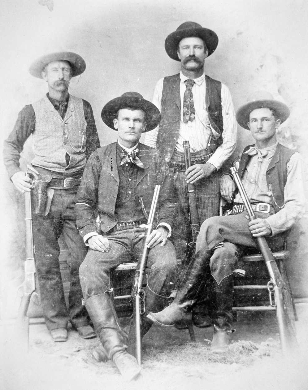 Texas Rangers aseistettu revolvereilla ja Winchester-kivääreillä tekijältä American Photographer