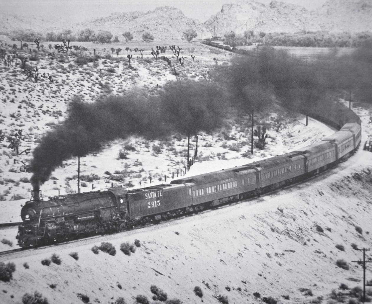 Santa Fe Railroadin "Grand Canyon Limited" -juna Cajon Passissa Victorvillessä, Kaliforniassa tekijältä American Photographer