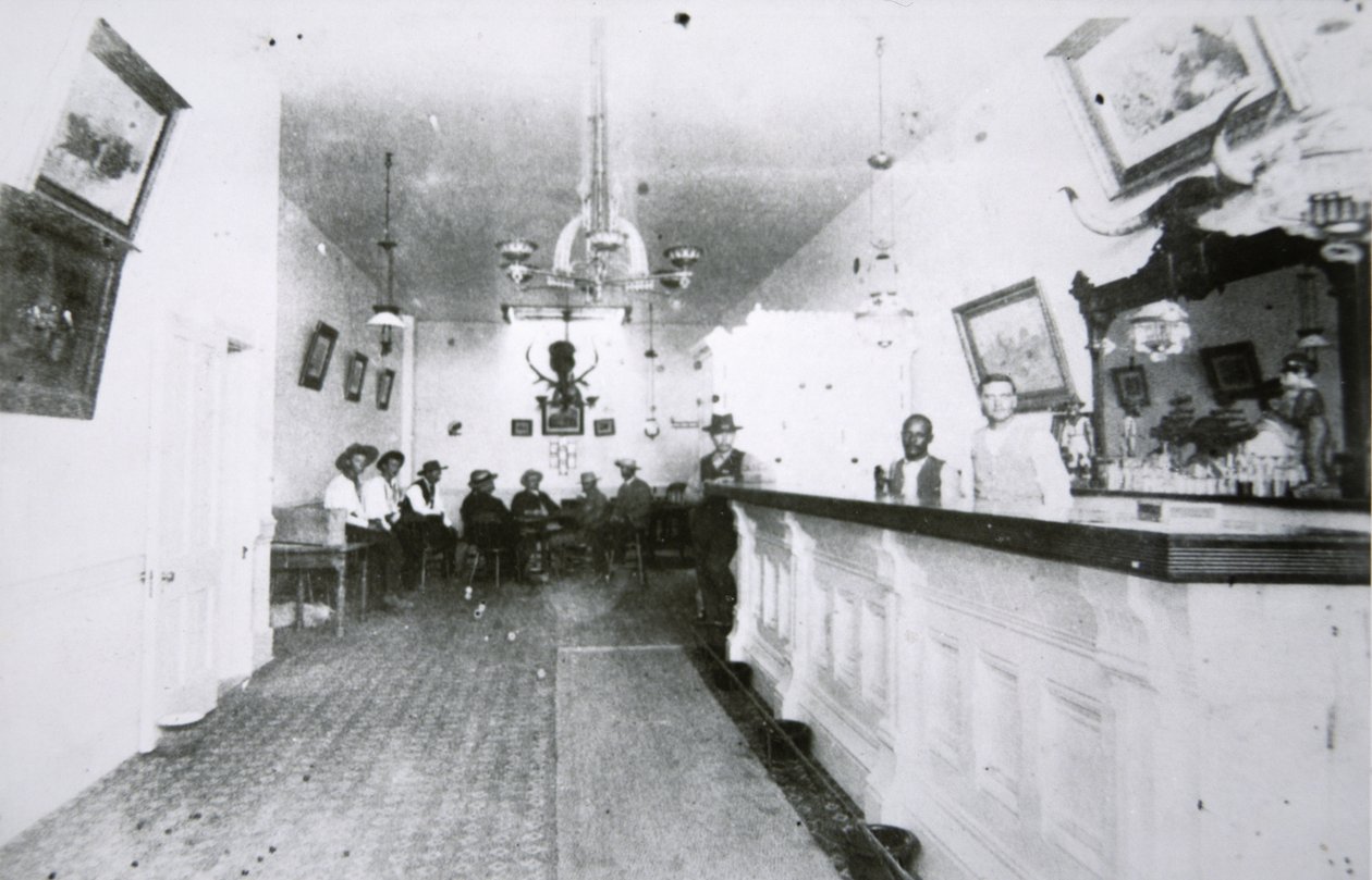 The Long Branch Saloon, Dodge City, Kansas, n. 1880 (b/w kuva) tekijältä American Photographer