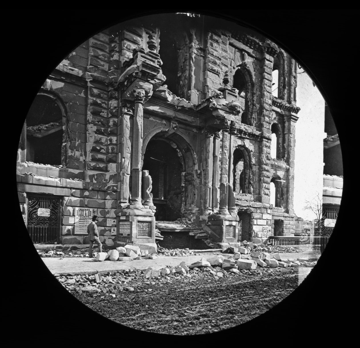 Oikeustalon läntinen sisäänkäynti suuren Chicagon tulipalon jälkeen, 1871 (lasinen lyhtyliukumäki) tekijältä American Photographer