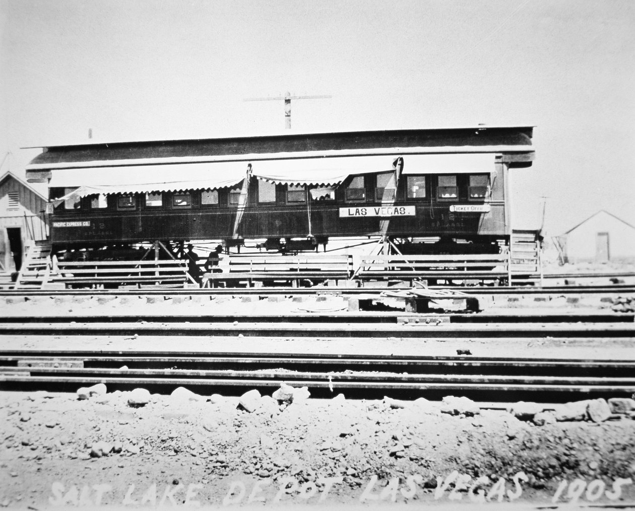 Las Vegas Salt Lake Railroadin varikko, odotushuone ja lipputoimisto Nevadassa tekijältä American Photographer