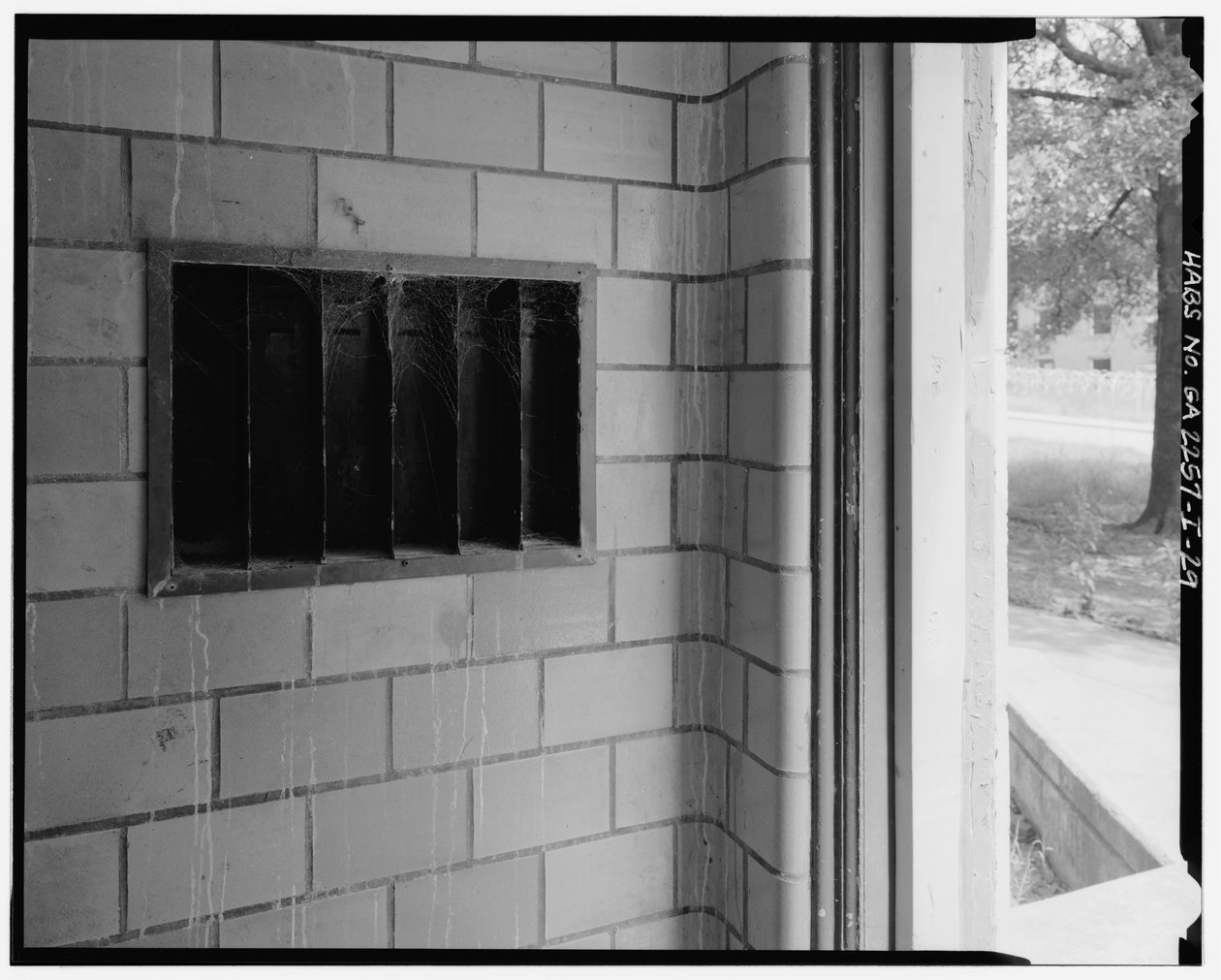 Laatta- ja listayksityiskohdat postipaikoilla, tyypillinen sisäänkäynti portaikkoon, Techwood Homes, Building No. 6, 465 Techwood Drive & 119-125 Hunnicutt Street, Atlanta, Fulton County, GA tekijältä American Photographer