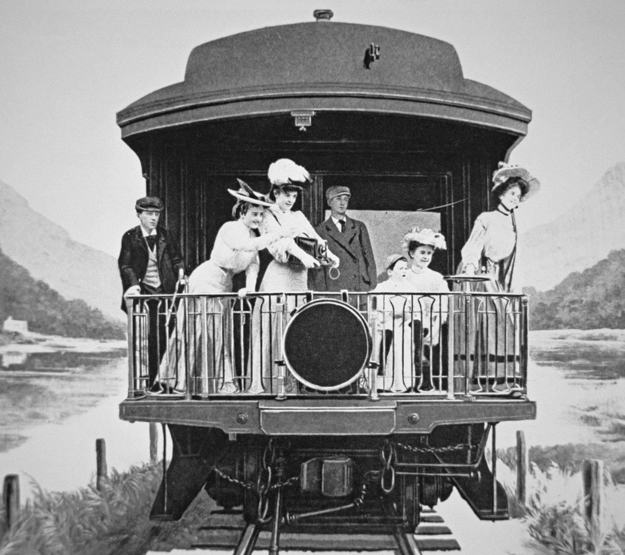 Turistit ottavat kauniita valokuvia Union Pacific -junan takanäköalatasanteelta tekijältä American Photographer