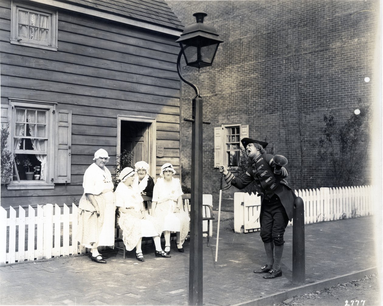 Town Crier on the High Street, 1926 (gelatiinihopeaprintti) tekijältä American Photographer