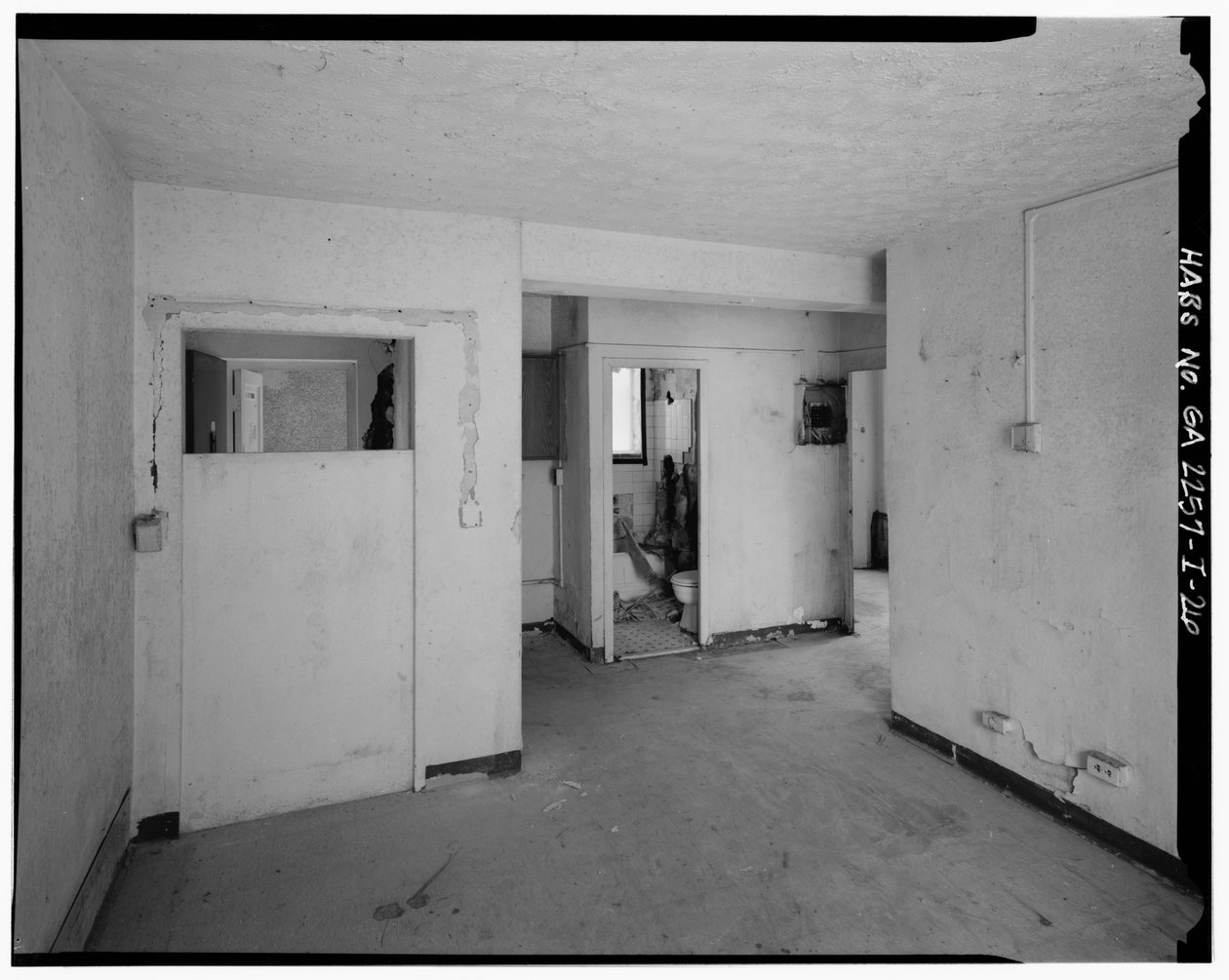 Tyypillinen 2 makuuhuoneen huoneisto, jossa pesutupa sisääntuloaulassa. - Techwood Homes, Building No. 6, 465 Techwood Drive & 119-125 Hunnicutt Street, Atlanta, Fulton County, GA tekijältä American Photographer