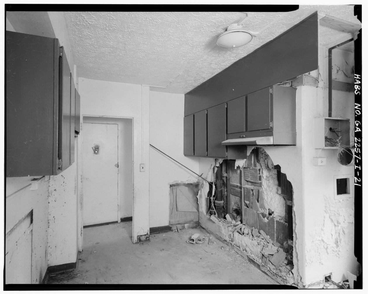 Tyypillinen keittiö, 3 makuuhuoneen huoneisto. - Techwood Homes, Building No. 6, 465 Techwood Drive & 119-125 Hunnicutt Street, Atlanta, Fulton County, GA tekijältä American Photographer