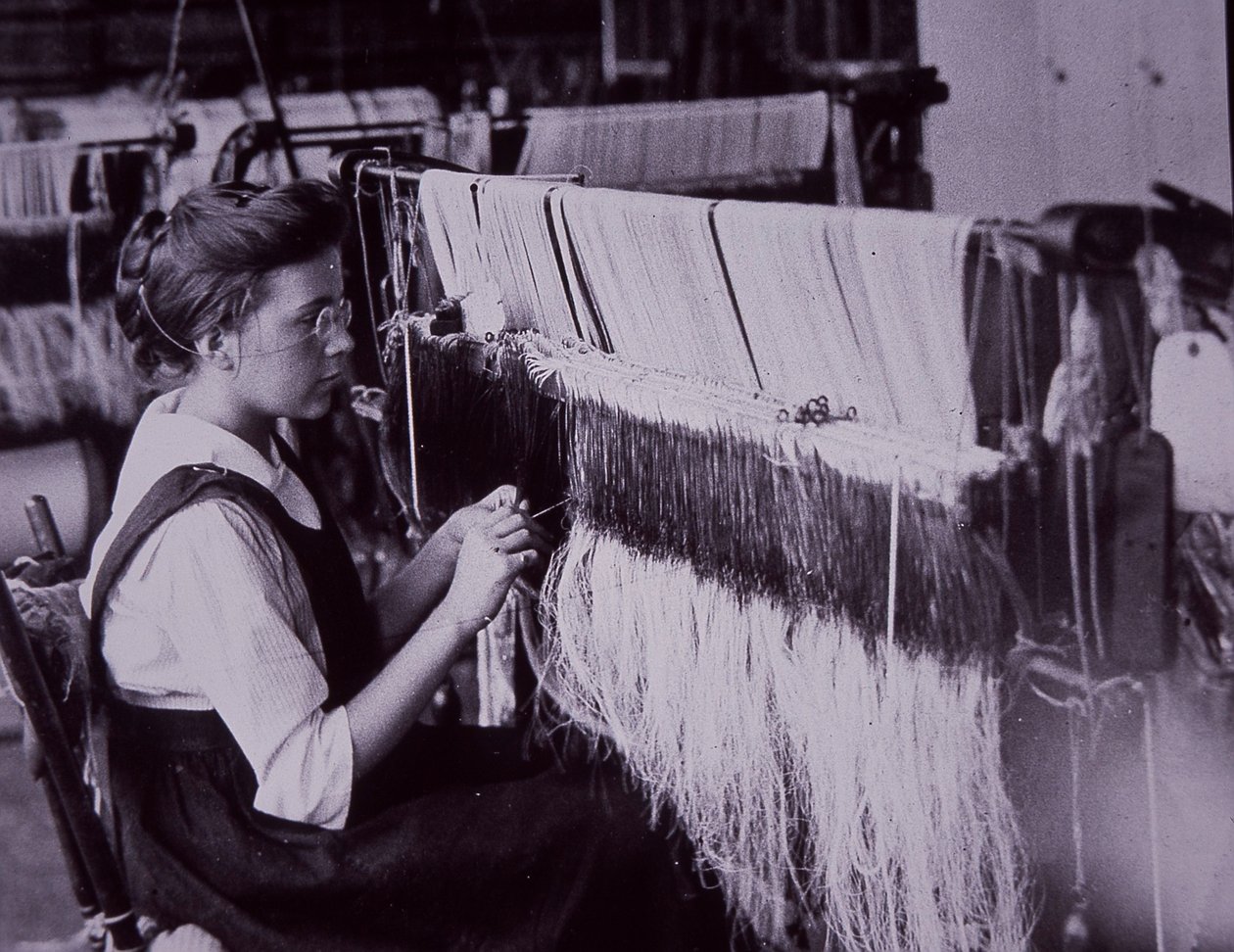 Yhdysvaltain tekstiiliteollisuus, tekstiilioperaattori Massachusettsin puuvillatehtaassa, n. 1900 (b/w kuva) tekijältä American Photographer