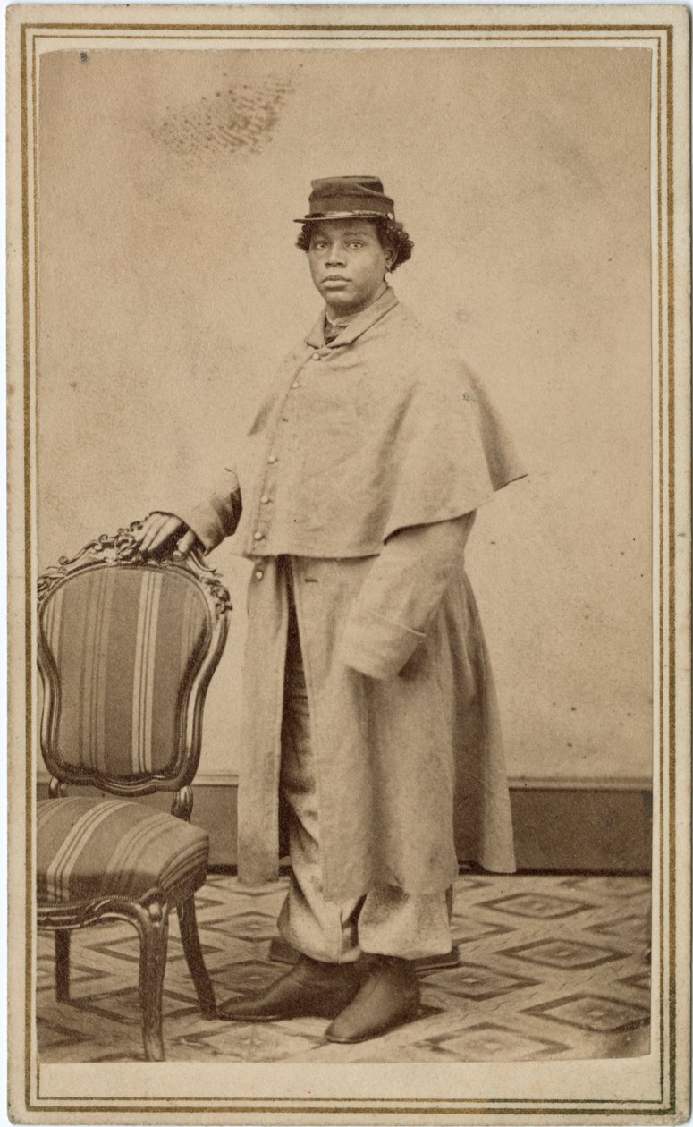 Tunnistamaton afroamerikkalainen nainen univormussa tekijältä American Photographer