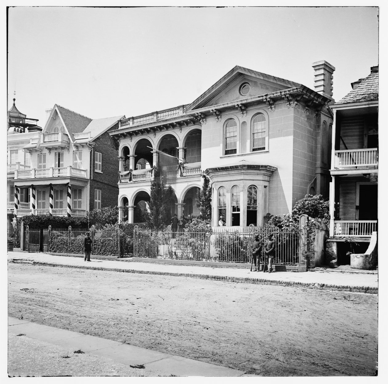 Unionin päämaja osoitteessa 26 South Battery Street miehitetyssä Charlestonissa, Etelä-Carolinassa. tekijältä American Photographer