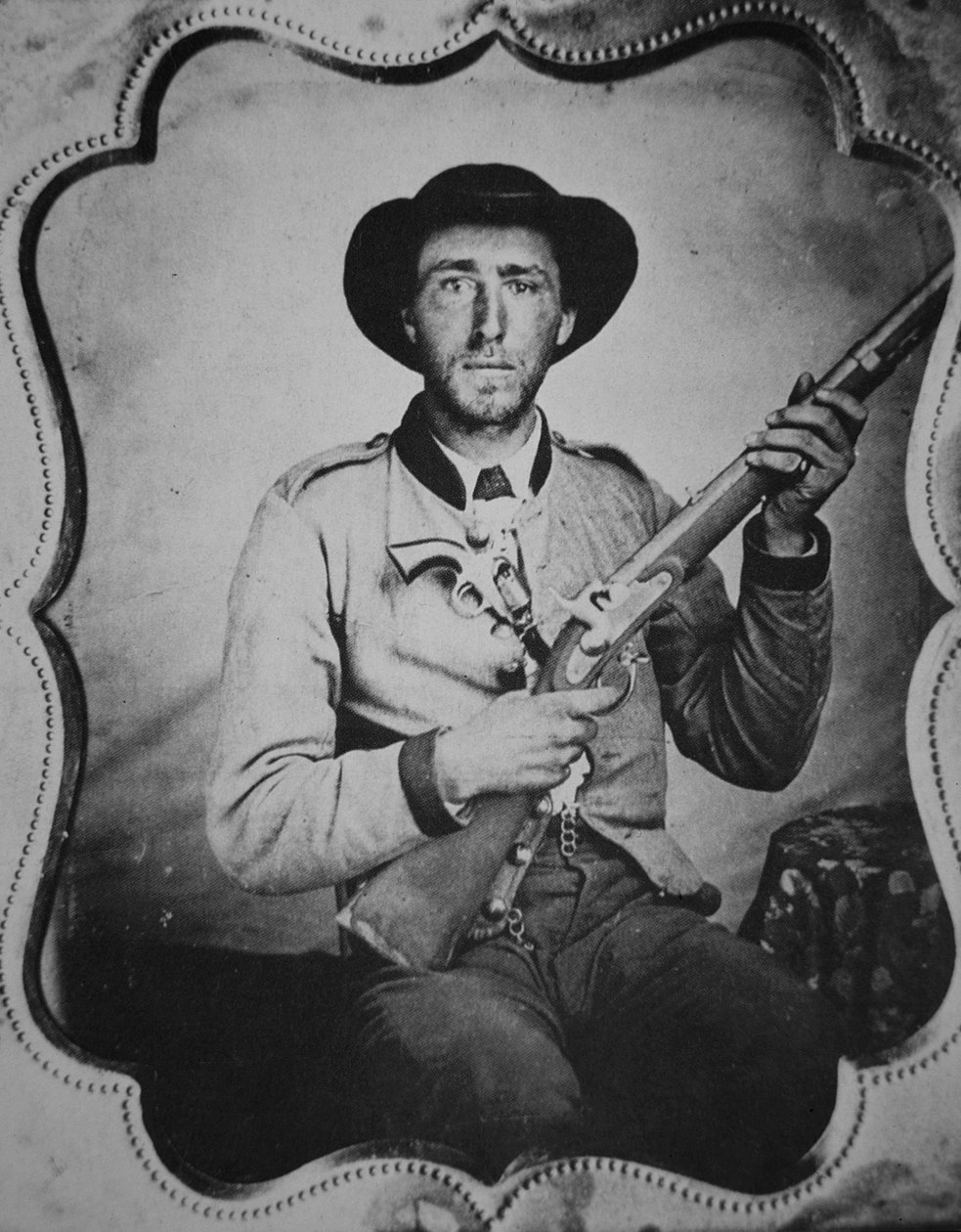 Tuntematon konfederaation sotilas poseeraa valokuvaajan studiossa (m/v kuva) tekijältä American Photographer