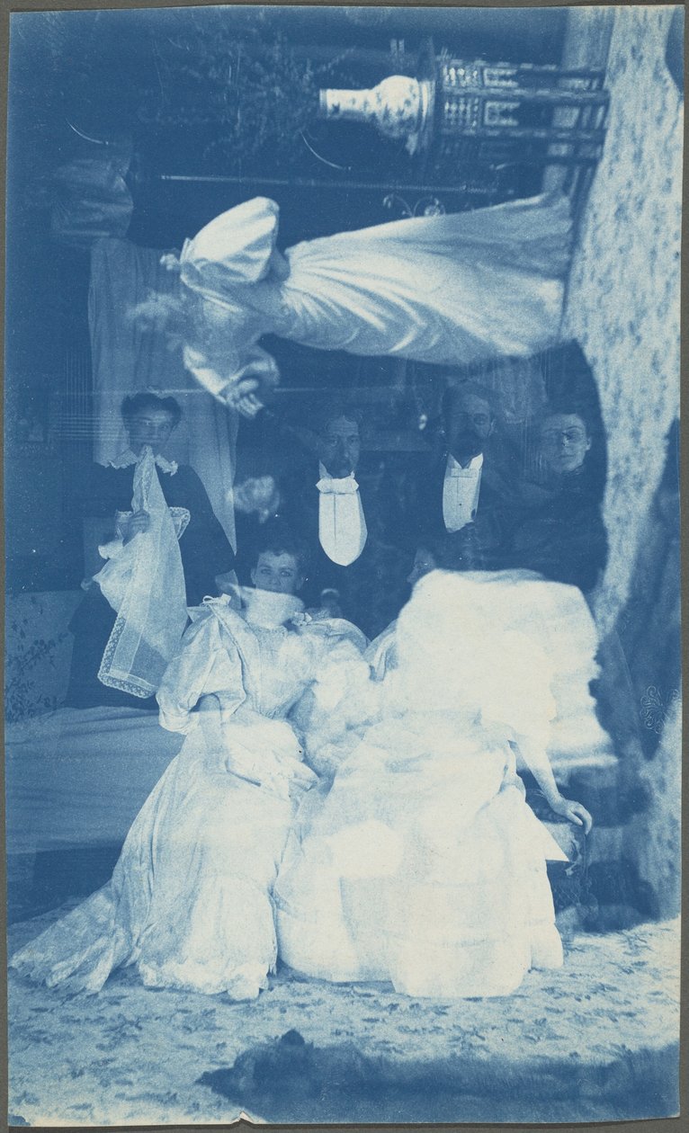 Nimetön (Kaksoisvalotus useista ihmisistä sisätiloissa),1890-luku (valokuva) tekijältä American Photographer