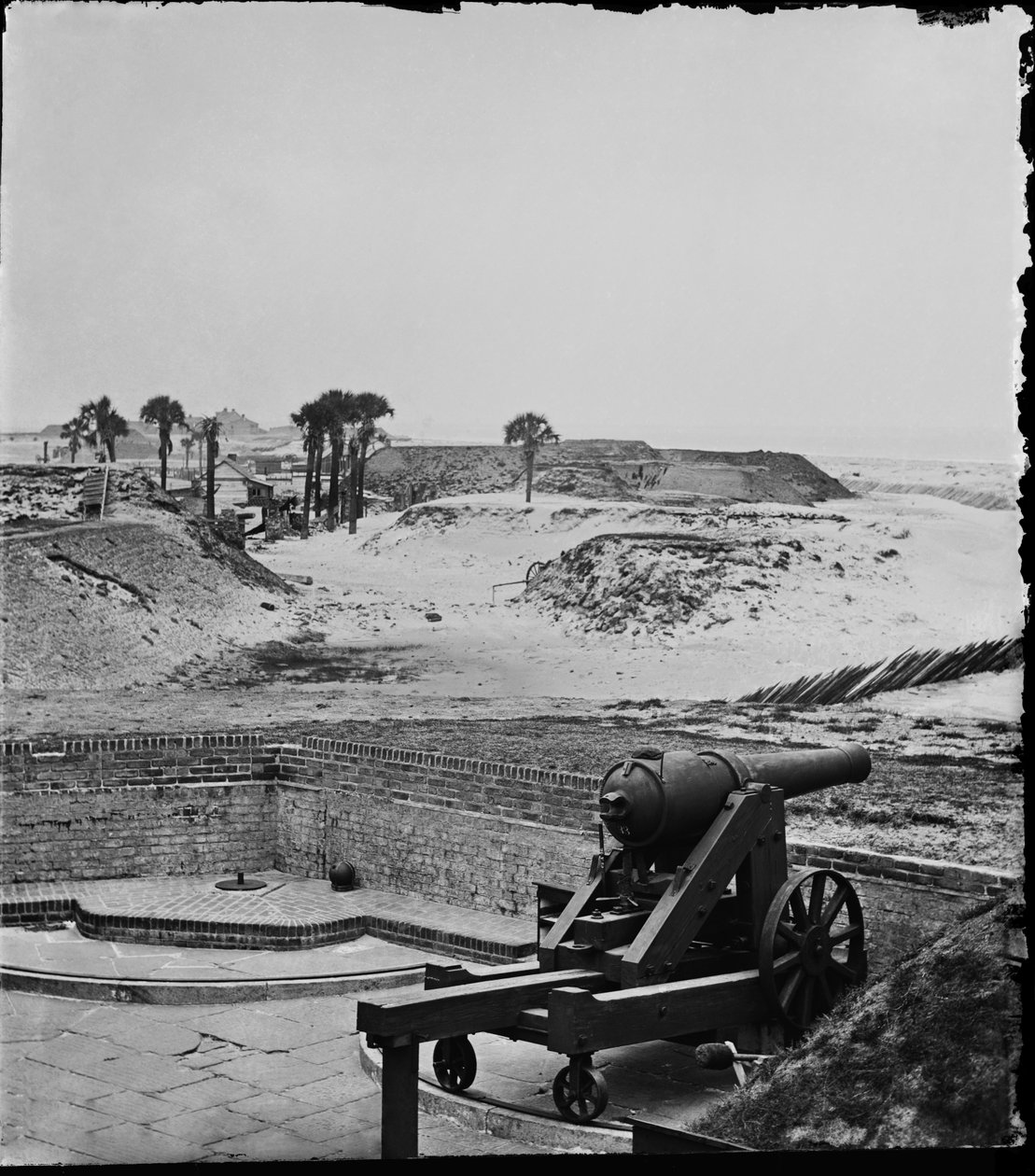 Näkymä itään hylätystä Fort Moultriesta, Charlestonin satama, Etelä-Carolina, huhtikuu 1865. tekijältä American Photographer