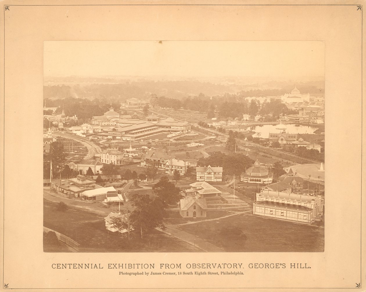 Näkymä Centennial International Exhibition -näyttelyyn, Observatoriosta, Georges Hill, Philadelphia, 1876 (hopea-albumiprintti) tekijältä American Photographer
