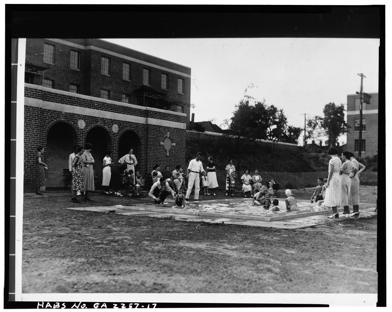 Kahluuallas, Techwood Homes (julkinen asunto), rajaa North Avenue, Parker Street, William Street ja Lovejoy Street, Atlanta, Fulton County, GA, n. 1940 (m/v kuva) tekijältä American Photographer