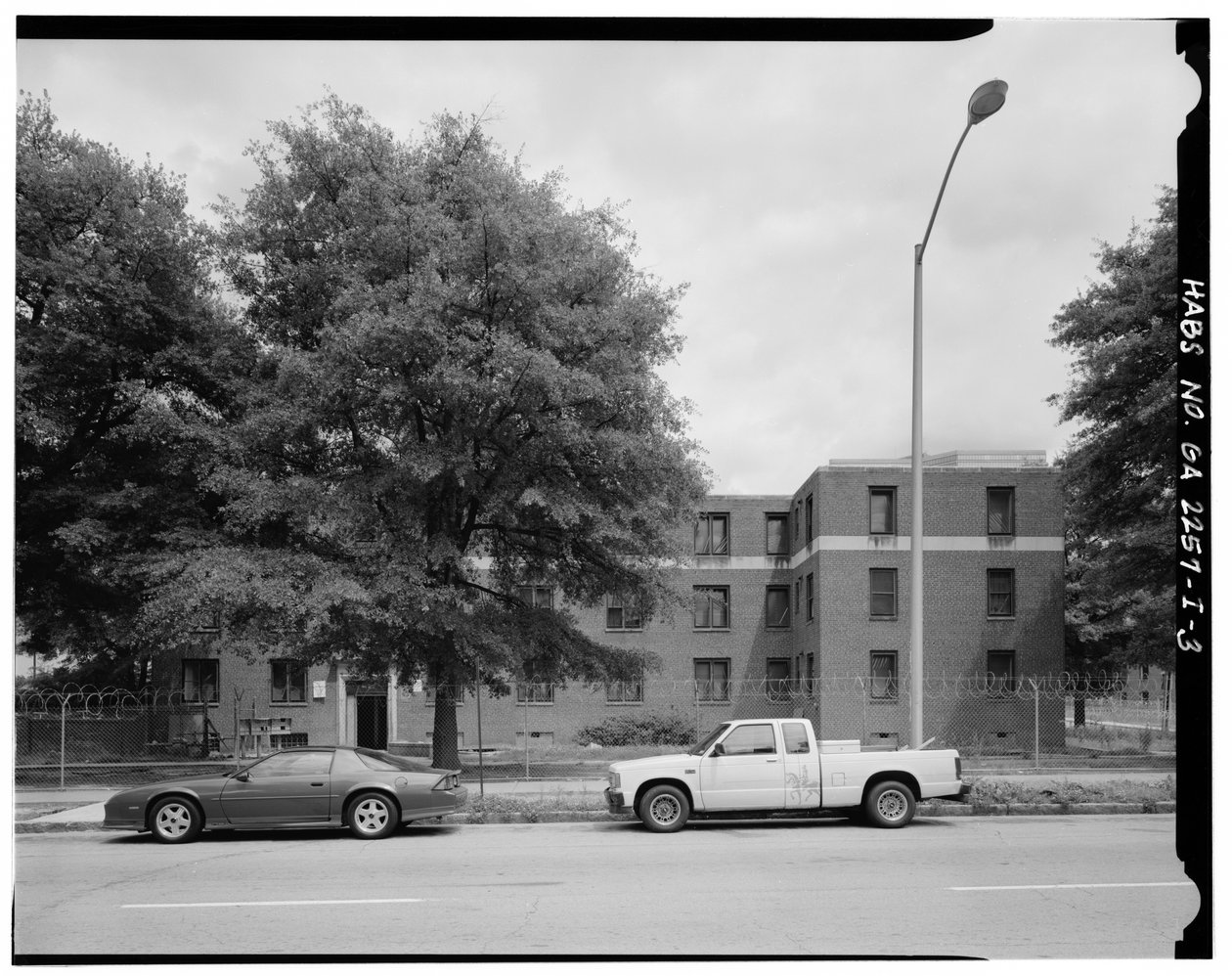 West side, 465 Techwood Drive ja 125 Hunnicutt Street (oikealla). - Techwood Homes, Building No. 6, 465 Techwood Drive & 119-125 Hunnicutt Street, Atlanta, Fulton County, GA (mv/w kuva) tekijältä American Photographer