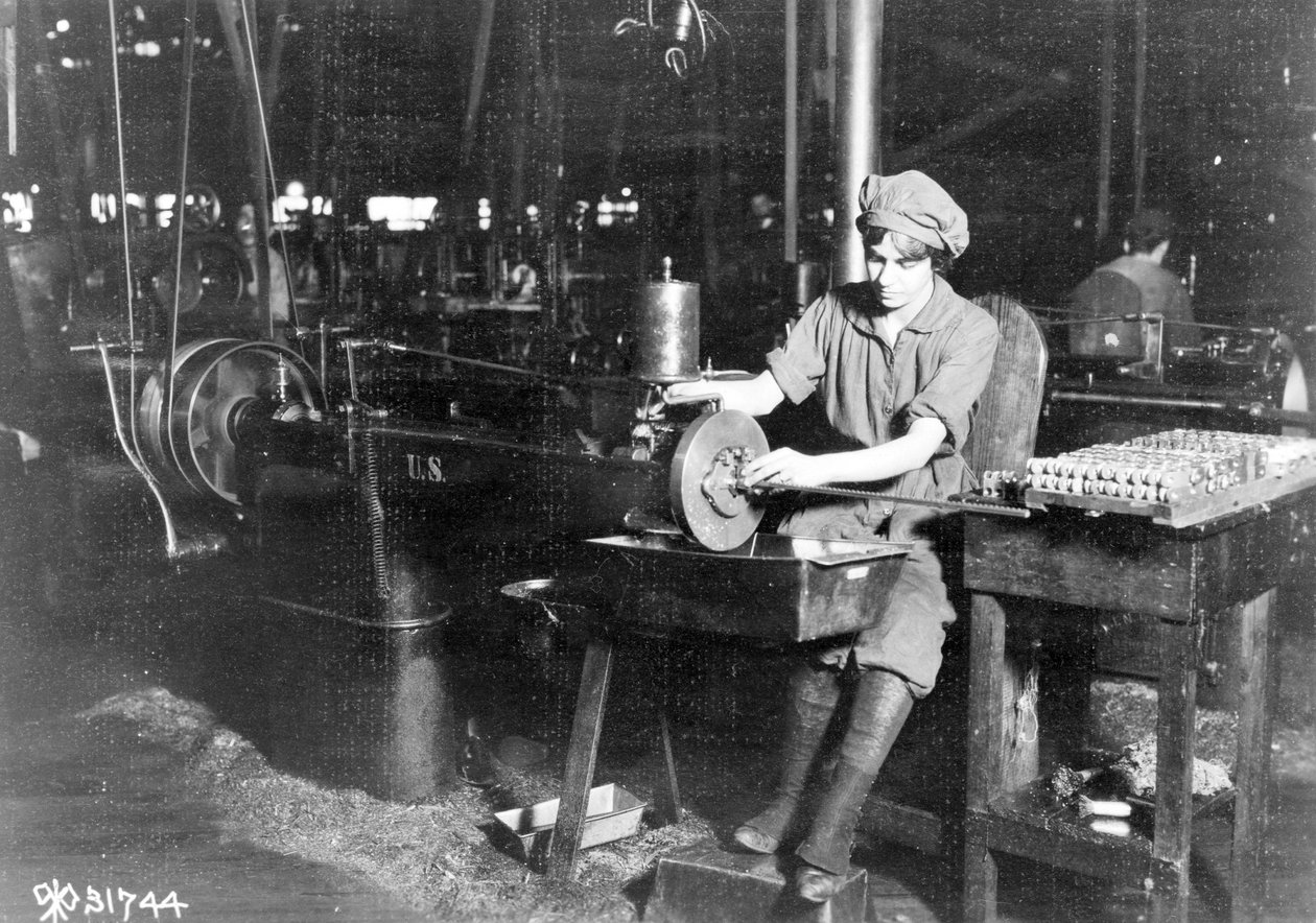 Nainen aukaisemassa avainistuinta kiväärin etutähtäimen telineessä, Eddystone Rifle Plant, Eddystone, Pa., ensimmäisen maailmansodan aikana, 1914-1818 tekijältä American Photographer