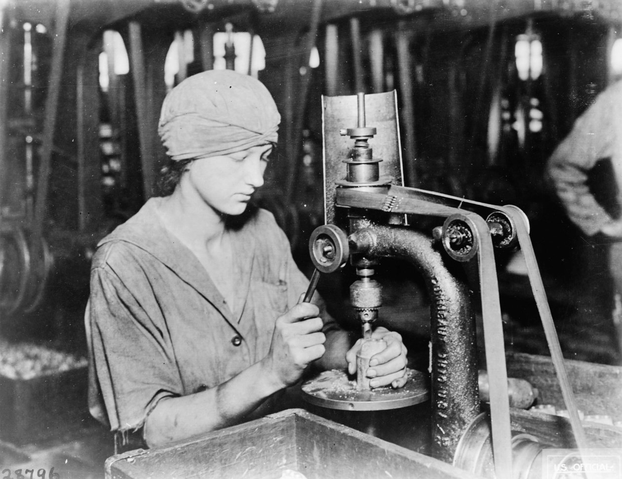 Nainen upottamassa sytytinputken reikää ja täyttöaukkoa käsikranaatissa Westinghouse Electric & Mfg. Co.:ssa, East Pittsburghissa, Pa., ensimmäisen maailmansodan aikana, 1914–1918 tekijältä American Photographer