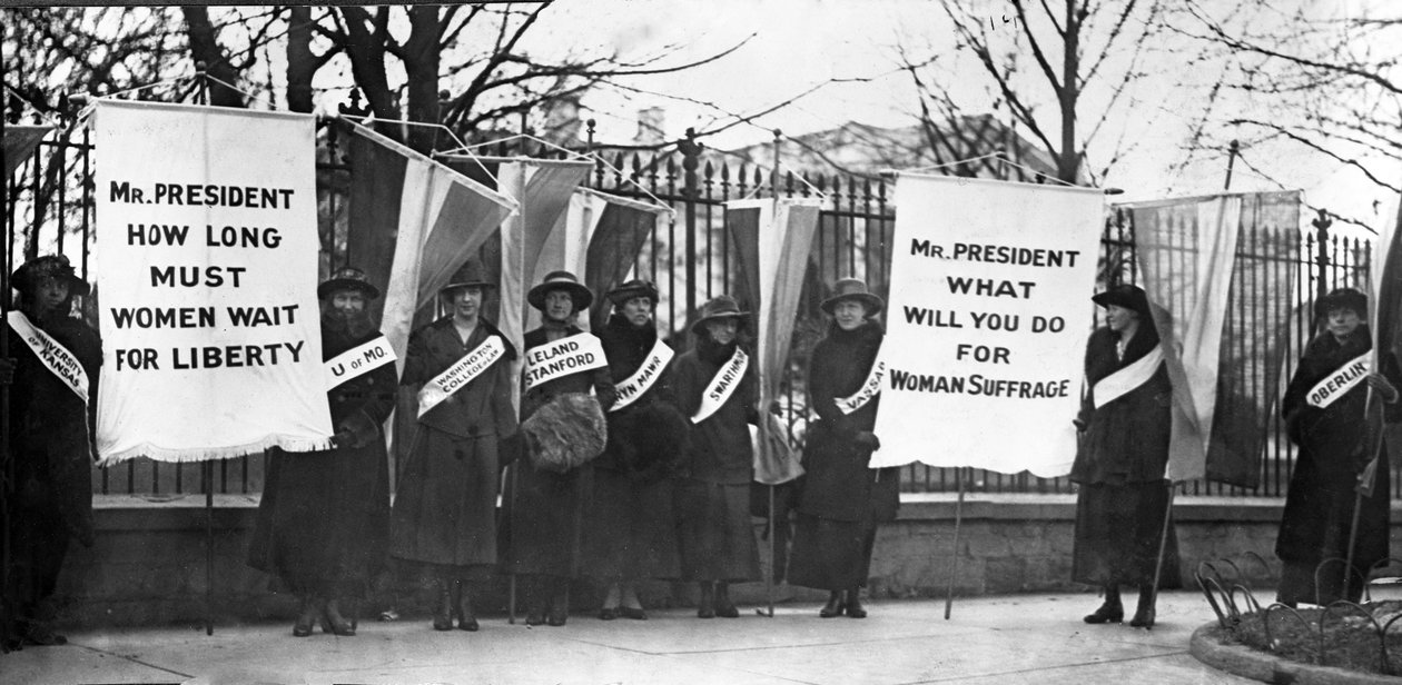 Sufragistit piketoivat Valkoisen talon pubin edessä Washington DC:ssä. 1917 tekijältä American Photographer