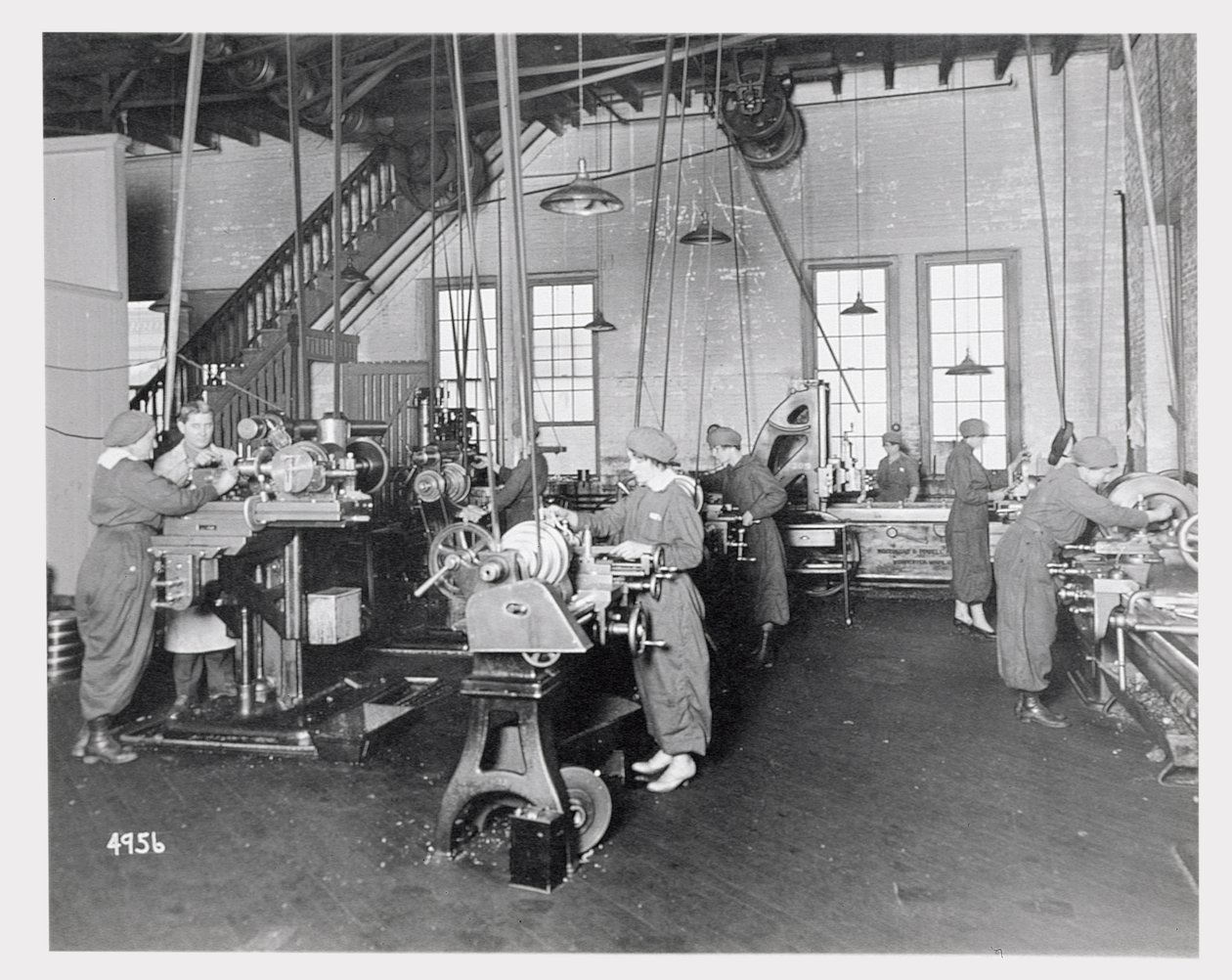 Naiset työskentelivät tehtaissa ensimmäisen maailmansodan aikana, noin 1917 tekijältä American Photographer