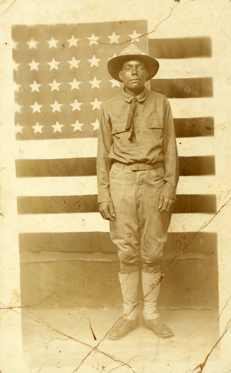 Ensimmäisen maailmansodan sotilas Yhdysvaltain lippu taustalla, 1914-18 tekijältä American Photographer