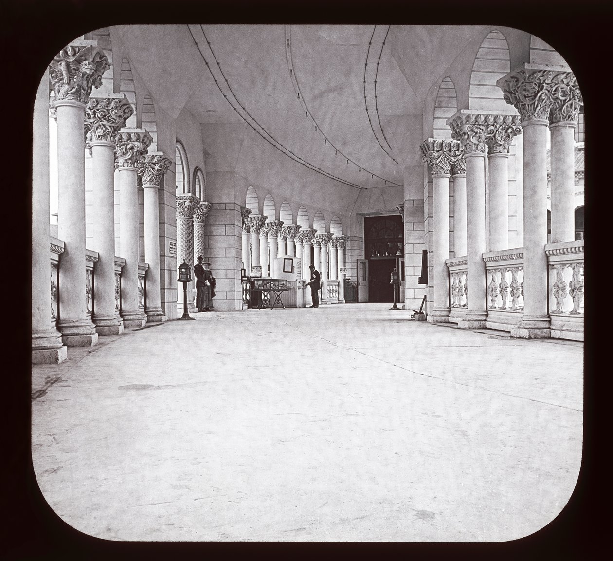 Worlds Columbian Exposition: Fisheries Colonade, Chicago, 1893 (lyhtymäki) tekijältä American Photographer