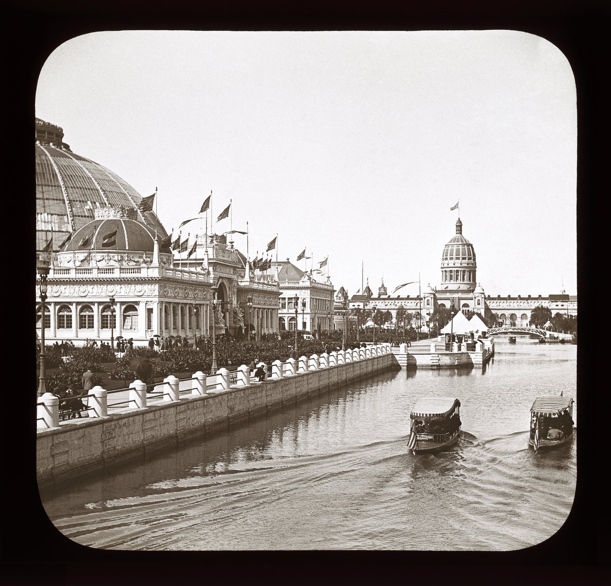 Worlds Columbian Exposition: Horticultural Building ja Illinois State Building, Chicago, 1893 (lyhtyliukumäki) tekijältä American Photographer