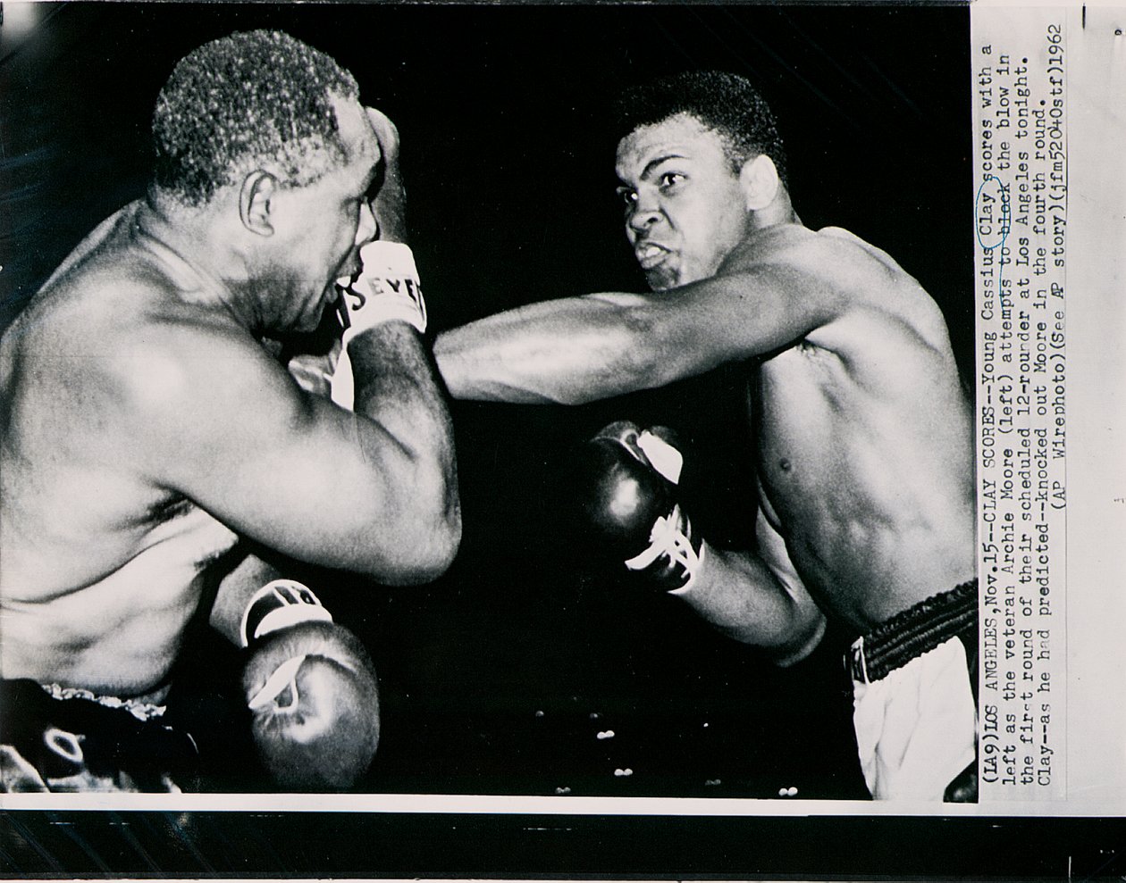 Nuori Cassius Clay tekee maalin vasemmalla veteraani Archie Moorelle Los Angelesin taistelun ensimmäisellä kierroksella. tekijältä American Photographer