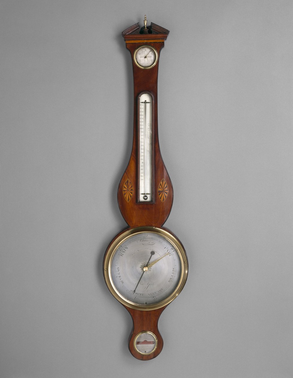 Barometri, c. 1801-1804 (mahonkiviilu ja tunnistamaton upotekoriste; kuusi ja koiranpuu) tekijältä American School