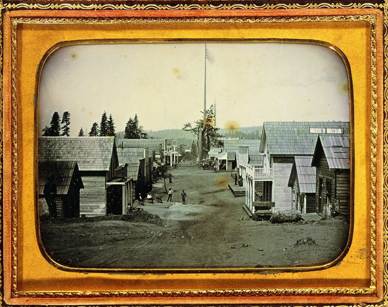 California Gold Mining Town, n. 1852 (puolilevyinen daguerrotyyppi, kohokuvioitu nahkakotelo) tekijältä American School
