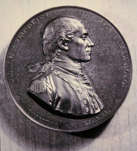 John Paul Jonesin muistomitali Jean-Antoine Houdonin muotokuvan jälkeen tekijältä American School