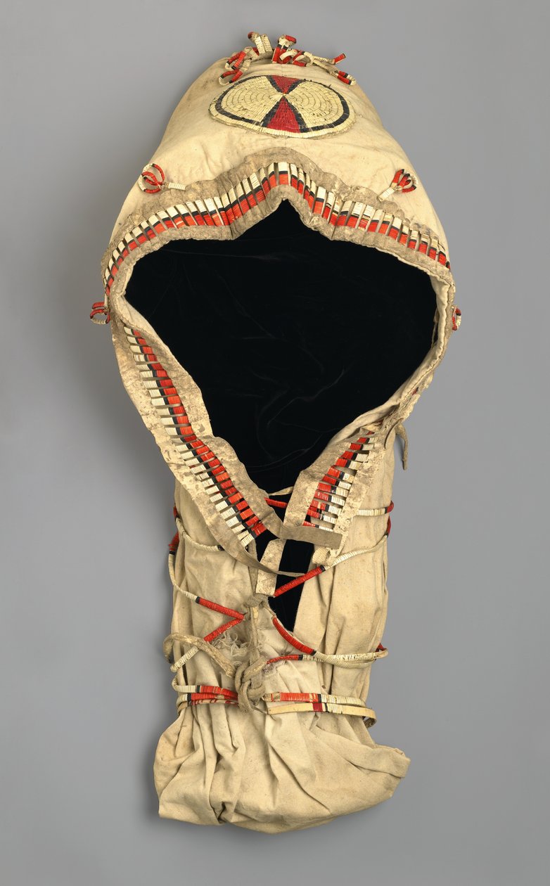 Arapaholaisten valmistama Cradle Board with Quill Work, noin 1870-luku (musliini-, paju-, piikkikynä- ja peurannahka) tekijältä American School