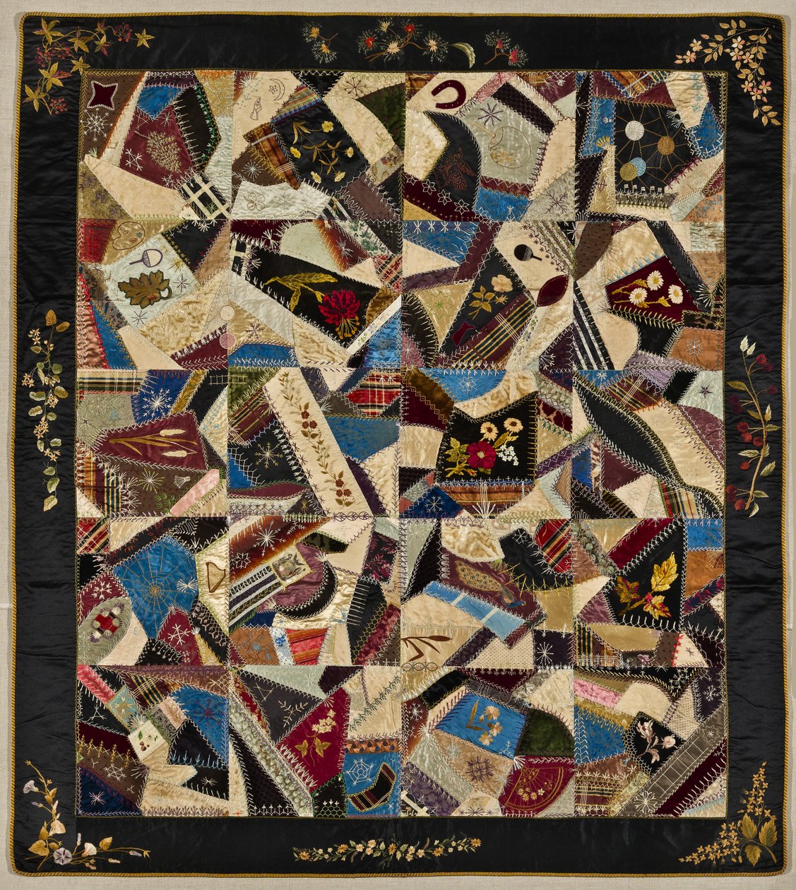 Crazy Quilt, n. 1875-1900 (silkki, brokaatti ja sametti) tekijältä American School
