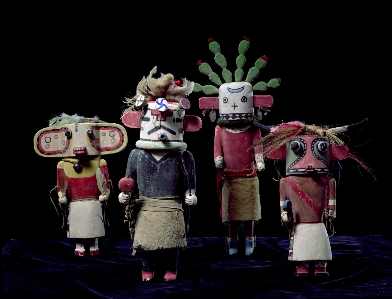 Neljä Kachina-nukkea tekijältä American School